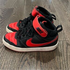 Nike Kids Black and Red High-Top court borough mid 2